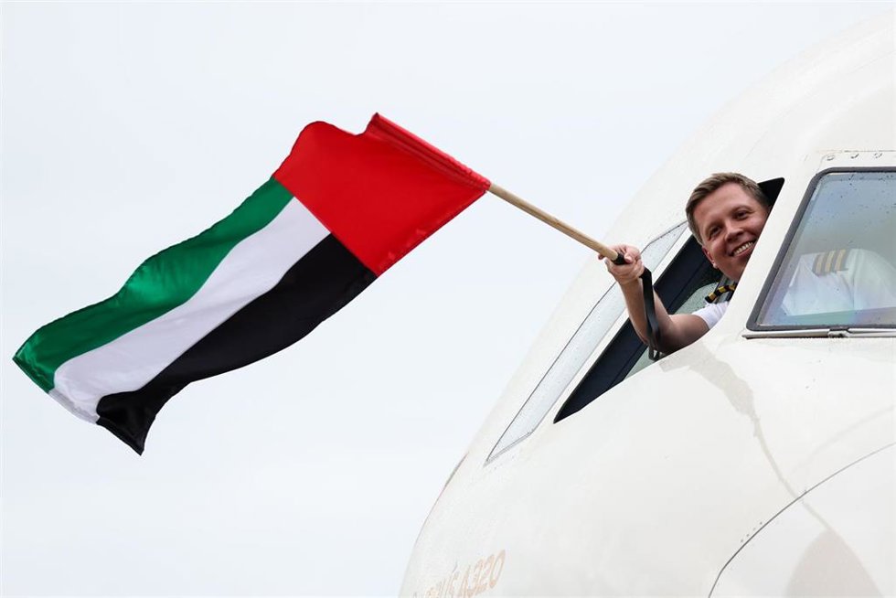 Archivo - Bandera de Emiratos en un avión en Abú Dhabi (archivo)