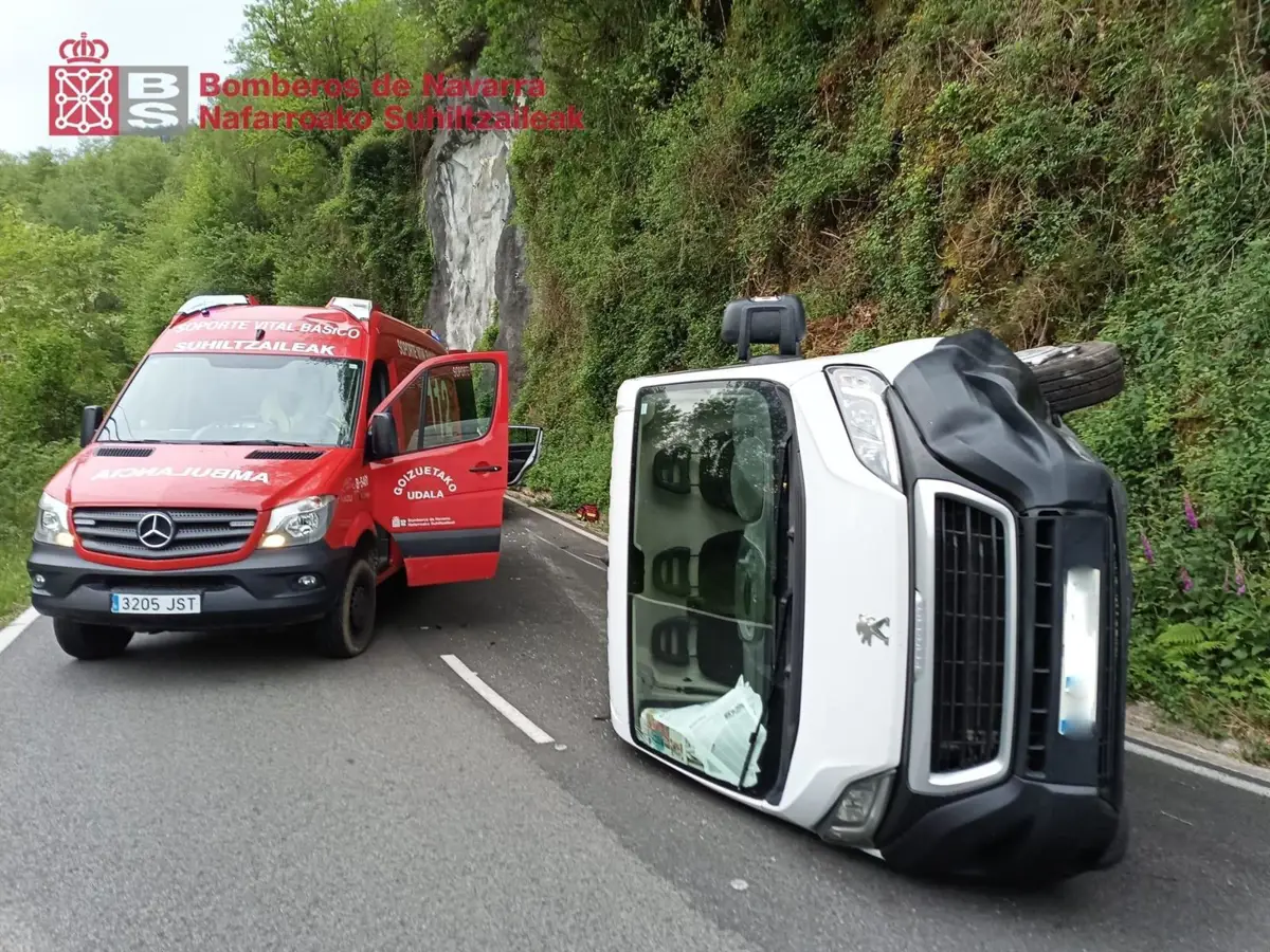 Furgoneta volcada tras el accidente