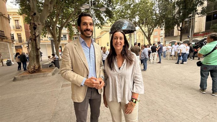 La candidata de Vox al Parlamento de Andalucía para las elecciones del 17 mayo, Paula Badabelli, junto al candidato número 4, Javier Bazán.