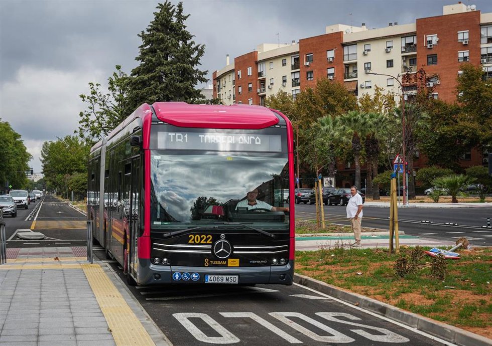 Archivo - Imagen de recursos del bus de tránsito rápido (BTR) o tranvibús a su paso por Sevilla Este. A 29 de septiembre de 2025, en Sevilla (Andalucía, España).