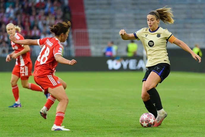 Alexia Putellas ante Momoko Tanikawa en el FC Bayern-Barça Femení de la ida de semifinales de la Liga de Campeones 25-26