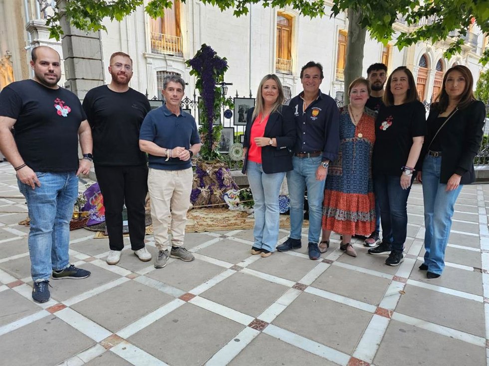 Miembros del grupo municipal del PP de Jaén han visitado diferentes Cruces de Mayo.