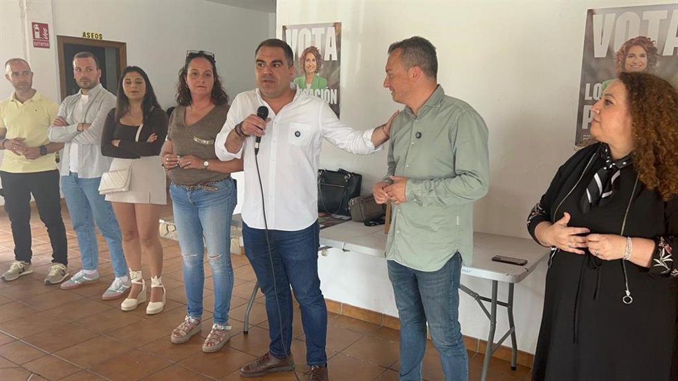 El candidato del PSOE por Cádiz al Parlamento andaluz, Juan Cornejo, con el alcalde de Zahara de la Sierra.