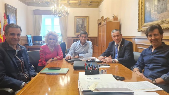 El presidente de la Diputación, Javier Faúndez Domínguez, y la la diputada delegada del Área de Carreteras, Atilana Martínez Mayado, durante la reunión con el alcalde del Ayuntamiento de Matilla de Arzón, Venancio Martínez Pérez