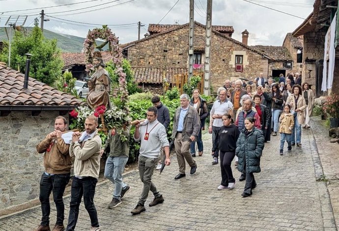 La talla de San Pedro vuelve a Carmona tras permanecer desde la Guerra Civil en la Colegiata de Santillana