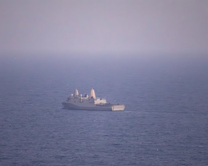 O navio de guerra “USS New Orleans” no Mar Arábico