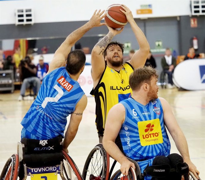 Luis Jasso intenta una canasta durante el Ilunion-Thuringia Bulls de la final de la Champions Cup 2026