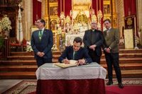 Moreno reafirma su compromiso con las tradiciones, donde "se palpa la fuerza de Andalucía"