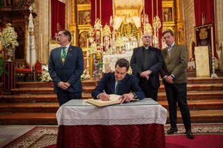 El presidente del PP de Andalucía y candidato a la reelección de la Presidencia de la Junta, Juanma Moreno  durante su visita a hermandades de Lucena. A 2 de mayo de 2025 en Lucena, Córdoba (Andalucía, España). El presidente del PP de Andalucía y candidat