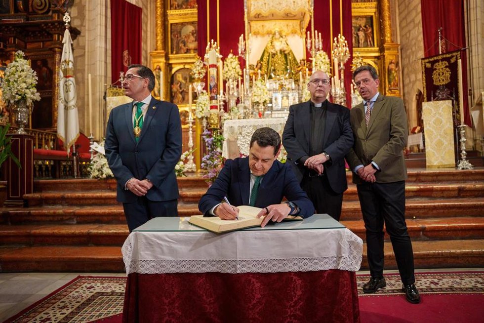 El presidente del PP de Andalucía y candidato a la reelección de la Presidencia de la Junta, Juanma Moreno  durante su visita a hermandades de Lucena. A 2 de mayo de 2025 en Lucena, Córdoba (Andalucía, España). El presidente del PP de Andalucía y candidat