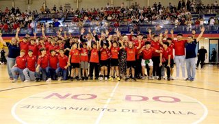 Celebración de la victoria y el ascenso en la que ha participado el alcalde de Sevilla, José Luis Sanz.