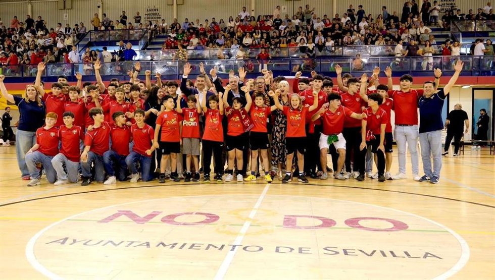 Celebración de la victoria y el ascenso en la que ha participado el alcalde de Sevilla, José Luis Sanz.