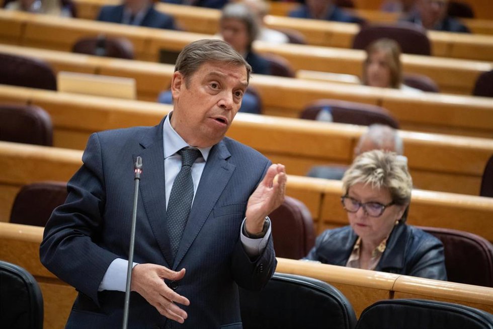 El ministro de Agricultura, Pesca y Alimentación, Luis Planas, interviene durante una sesión de control al Gobierno, en el Senado, a 28 de abril de 2026, en Madrid (España).