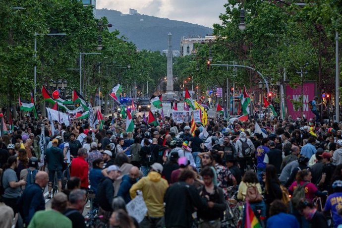 Los manifestantes cortan el paseo de Gràcia