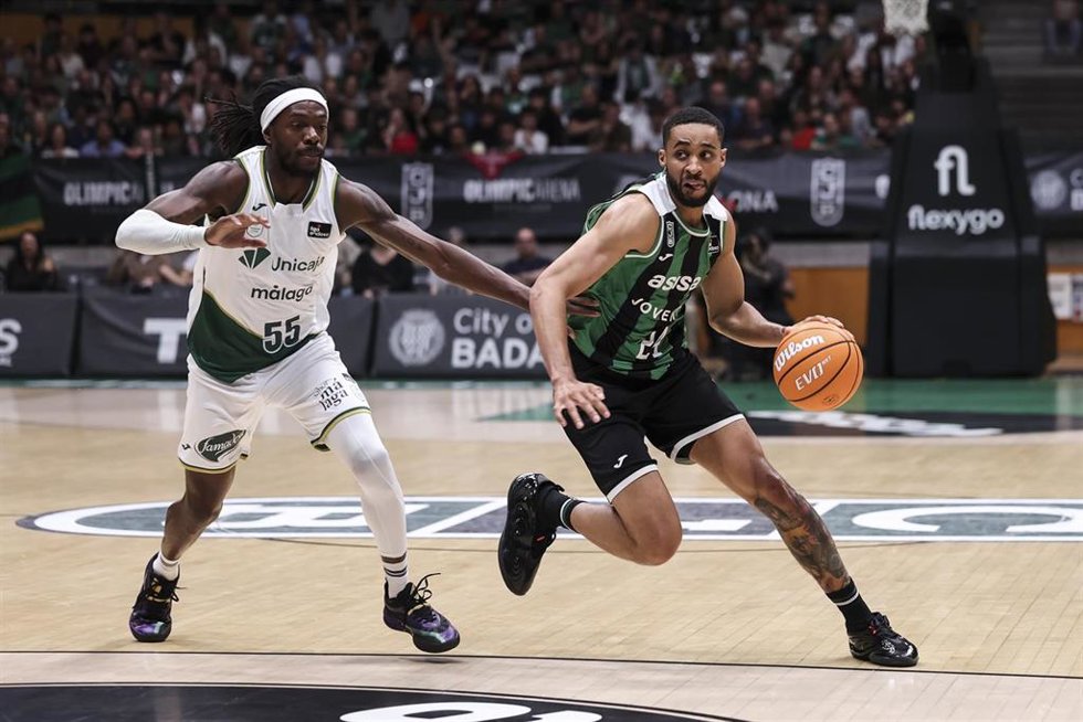 Cameron Hunt, del Joventut, y Kendrick Perry, del Unicaja, durante un partido.