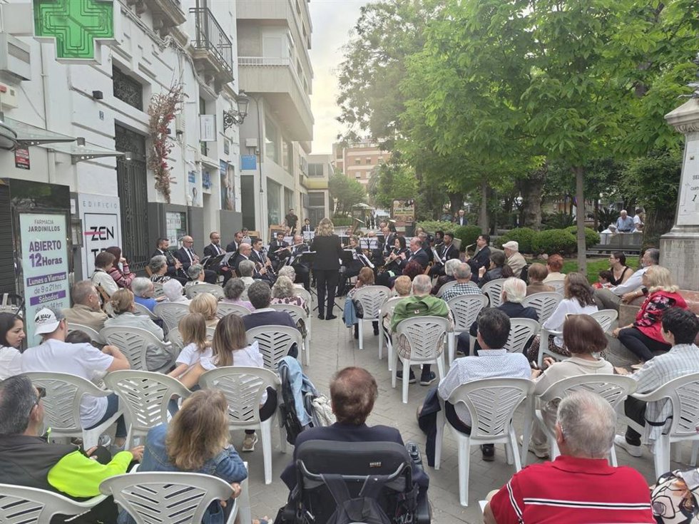 Asistentes del concierto de la Banda Municipal de Jaén en la plaza de los Jardinillos.