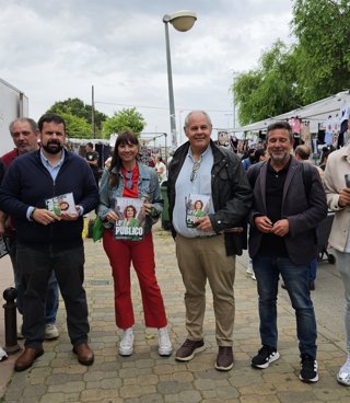 La candidata por el PSOE de Córdoba a las elecciones andaluzas del 17 de mayo, Victoria Fernández, en Villarrubia junto al también candidato Mariano Poyato.