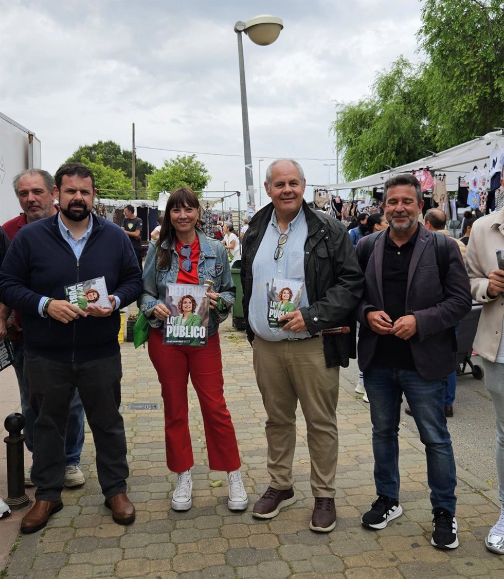 La candidata por el PSOE de Córdoba a las elecciones andaluzas del 17 de mayo, Victoria Fernández, en Villarrubia junto al también candidato Mariano Poyato.