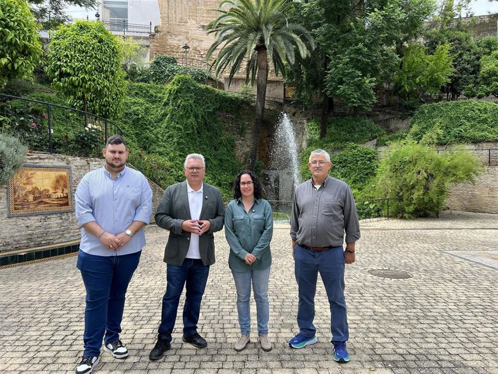 El candidato por el PSOE de Córdoba para el Parlamento andaluz en las elecciones autonómicas del 17 de mayo y portavoz socialista en la Diputación de Córdoba, Esteban Morales, en La Rambla junto a la secretaria general del PSOE local, Marta Alejandres.