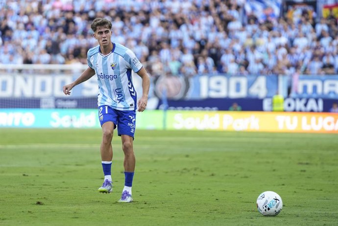 Archivo - Adrian Nino of Malaga CF in action during the Spanish league, LaLiga Hypermotion, football match played between Malaga CF and Cadiz CF at La Rosaleda stadium on September 21, 2025, in Malaga, Spain.