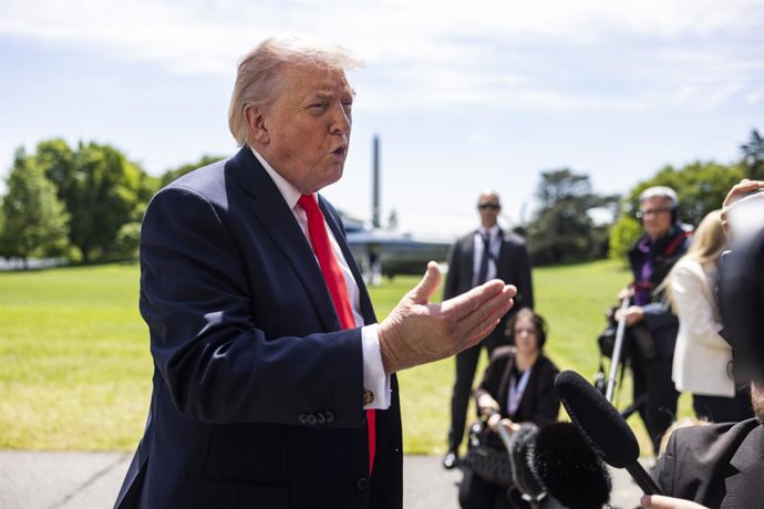1º de maio de 2026, Washington, Distrito de Columbia, EUA: O presidente dos EUA, Donald Trump, fala com repórteres ao deixar a Casa Branca rumo à Flórida, em Washington, DC, EUA, em 1º de maio de 2026. Trump falou sobre o Irã, bem como sobre a Spirit Airl