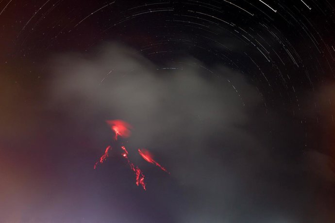 Archivo - ALBAY PROVINCE, Jan. 23, 2026  -- This stacked photo taken on Jan. 23, 2026 shows star trails as lava glows on the surface of Mayon Volcano in Albay Province, the Philippines. Mayon Volcano has been in a state of unrest again in recent weeks.