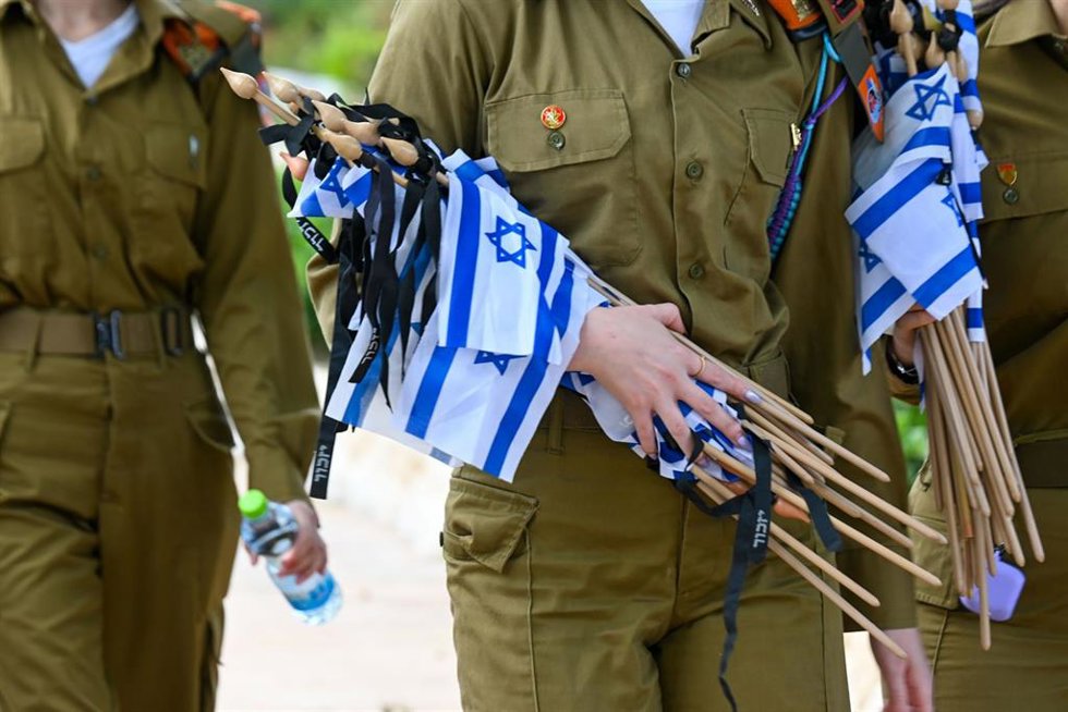 Archivo - Las banderas de Israel y Estados Unidos ondean juntas durante una concentración pública en Israel, como símbolo de solidaridad y valores compartidos.