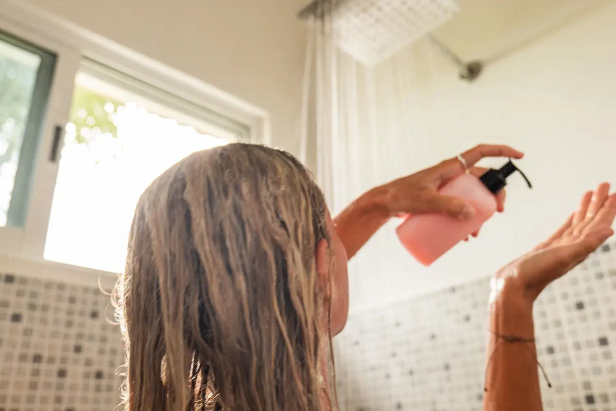 La mujer en la ducha
