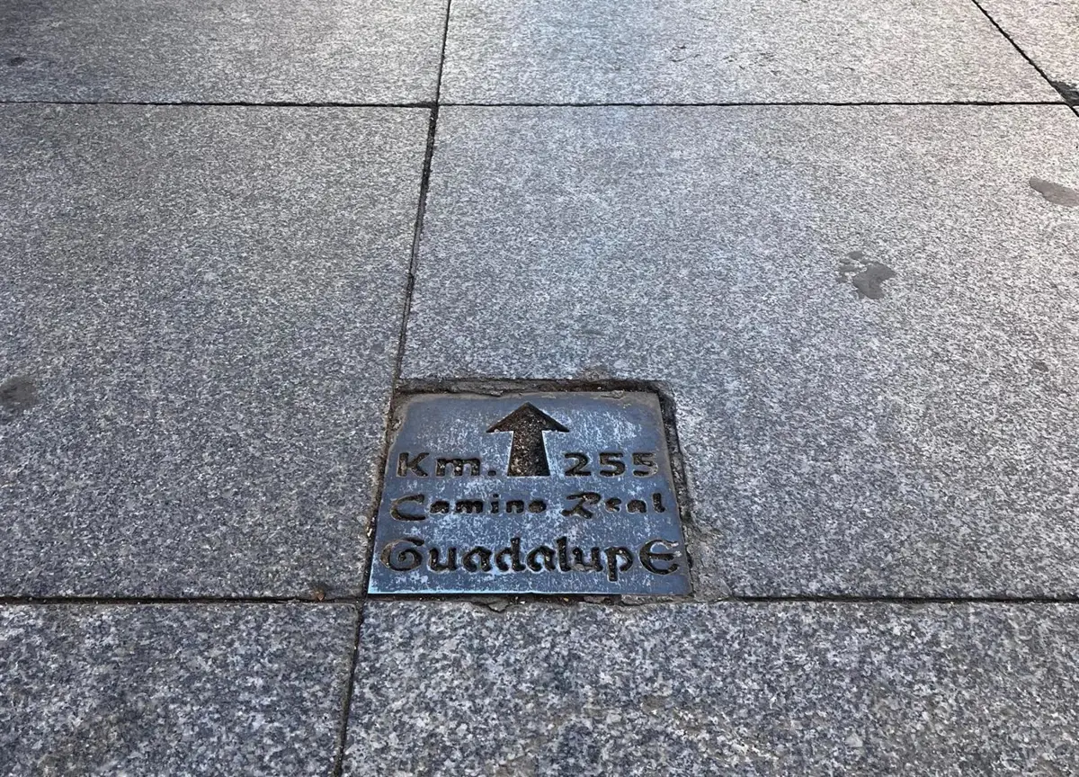 Placa del Camino de Guadalupe en las inmediaciones de Plaza de la Villa (Madrid)