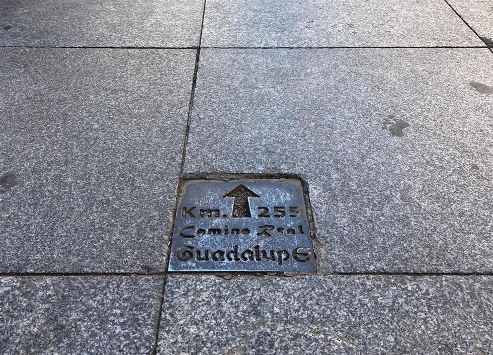 Placa del Camino de Guadalupe en las inmediaciones de Plaza de la Villa (Madrid)