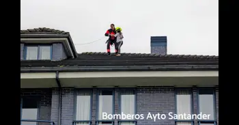 Rescatada ilesa una menor del tejado de unos apartamentos de Boo de Piélagos