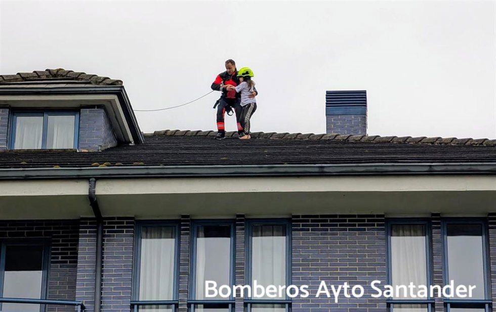 Rescatada una menor del tejado de los Apartamentos Dunas de Liencres de Boo de Piélagos