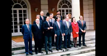 30 años de la investidura de Aznar: de los pactos con nacionalismos y el "España va bien" a tener ministros imputados