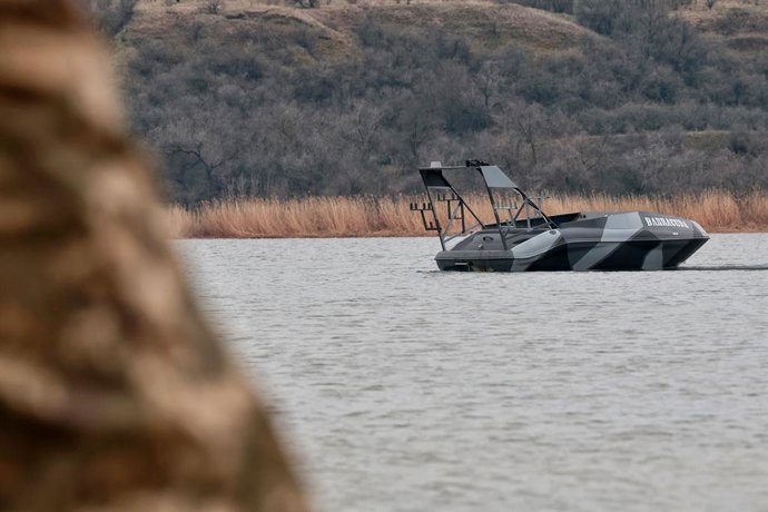 Archivo - Arquivo - 30 de março de 2026, Ucrânia: Uma embarcação de superfície não tripulada do tipo Barracuda é submetida a testes no sul da Ucrânia, em 30 de março de 2026. O barco-drone multifuncional foi desenvolvido por combatentes da unidade Barracu