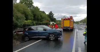 Un coche se sale de la vía en la A-8 y es retirado por los bomberos