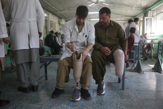 Unmédico atiende a un afgano en un centro de salud 