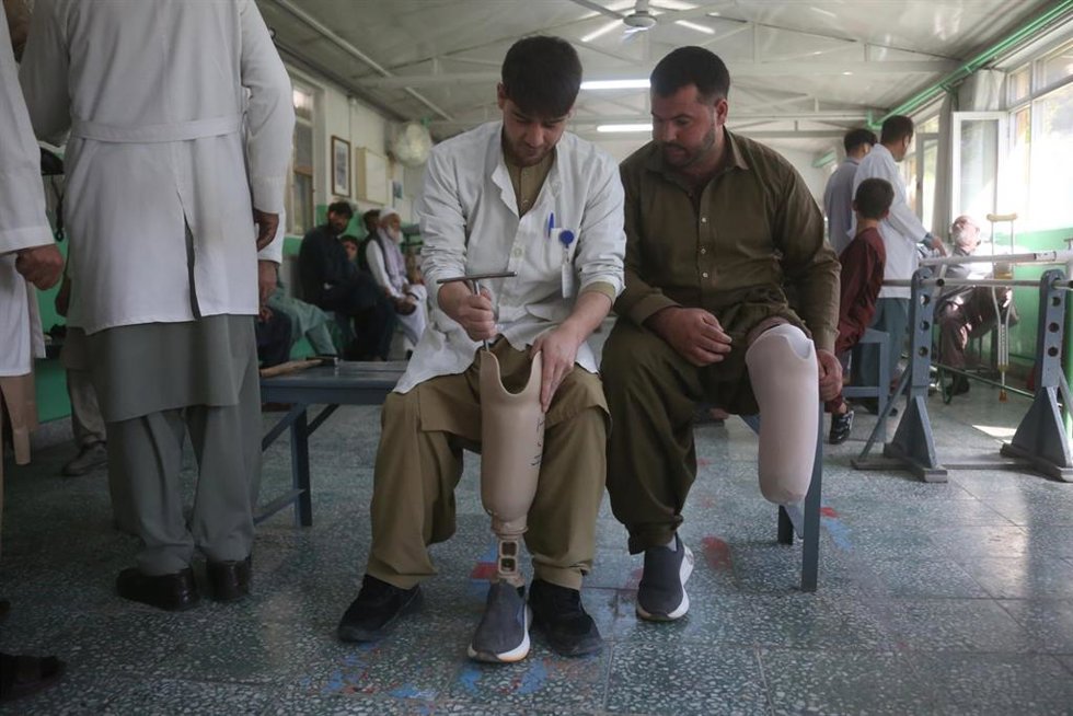 Unmédico atiende a un afgano en un centro de salud 