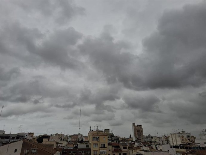 Imagen del cielo en València a 3 de mayo de 2026.