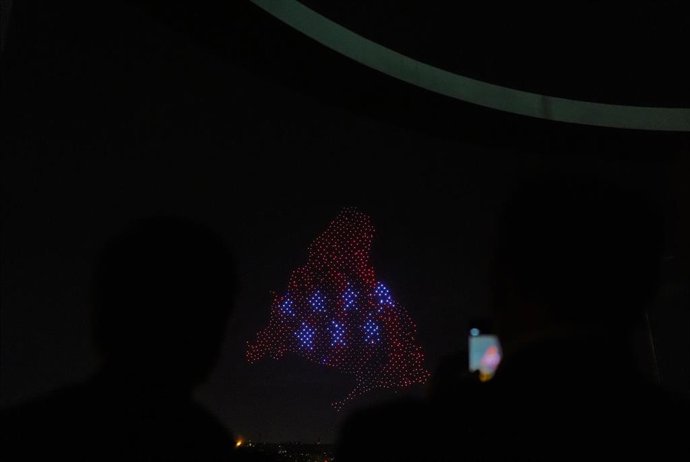 Unos 1.000 drones iluminan el cielo de Madrid para conmemorar el Dos de Mayo