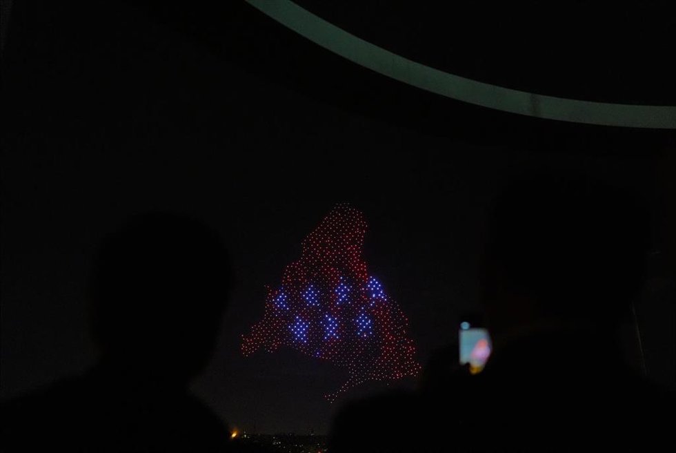 Unos 1.000 drones iluminan el cielo de Madrid para conmemorar el Dos de Mayo