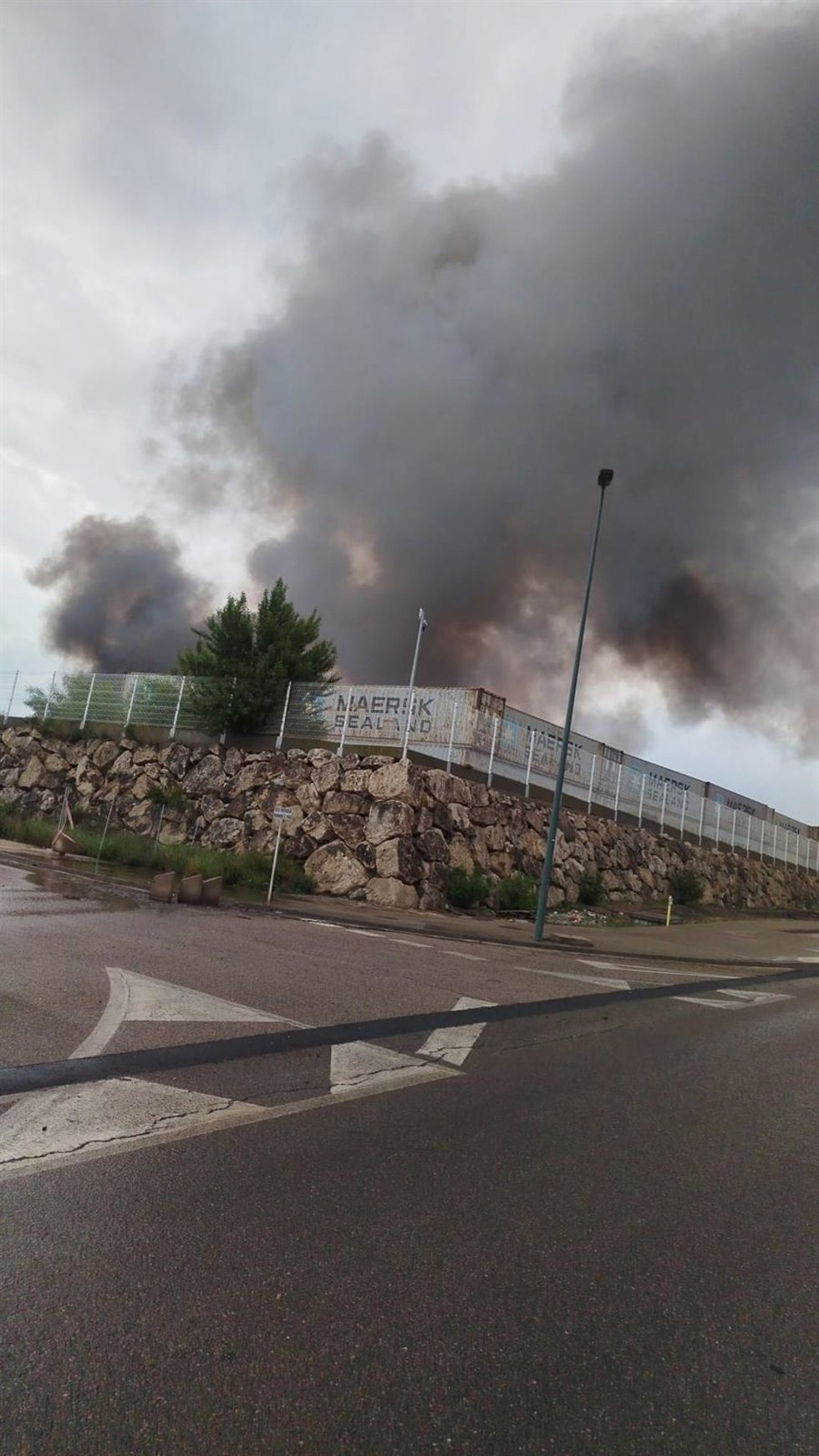Incendio iniciado este domingo de madrugada en una campa del PTR Industrias López Soriano.