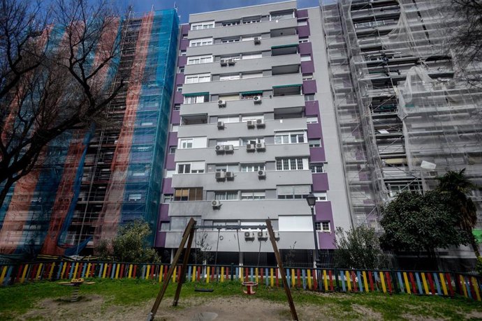 Archivo - Varias viviendas en obras en el barrio de Orcasitas, en Madrid (España).