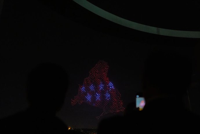 Cerca de 1.000 drones iluminam o céu de Madri para comemorar o 2 de maio