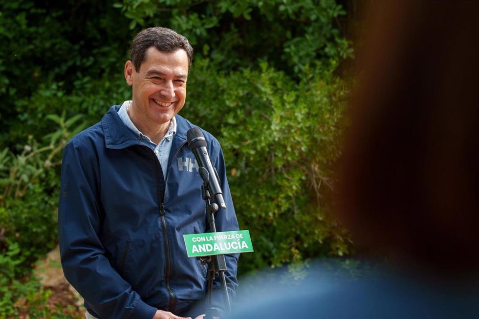 El presidente de la Junta de Andalucía y candidato a la reelección, Juanma Moreno atiende a los medios tras el recorrido por el Cinturón Verde. A 2 de mayo de 2026 en Córdoba, Andalucía (España). 