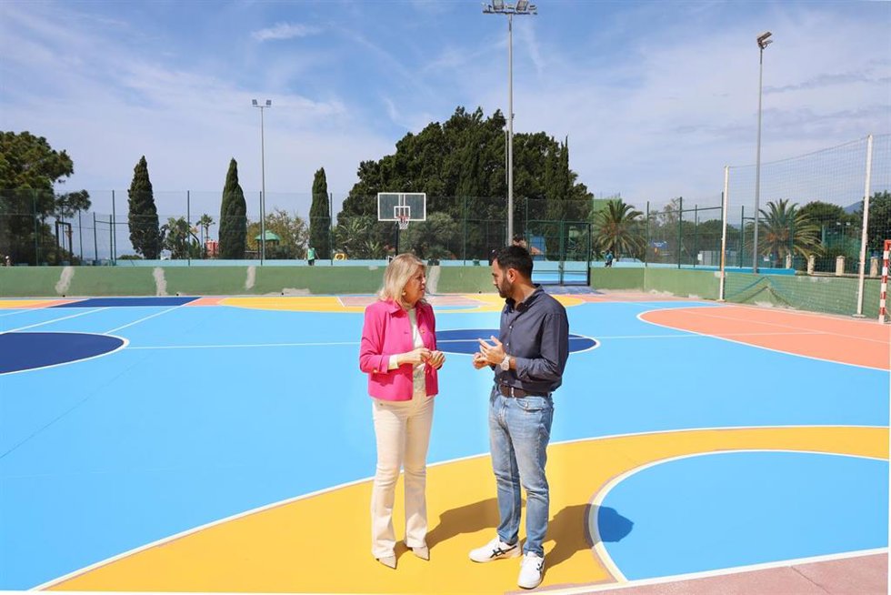 La primera edil de Marbella (Málaga), Ángeles Muñoz, en su visita al Polideportivo Paco Cantos.