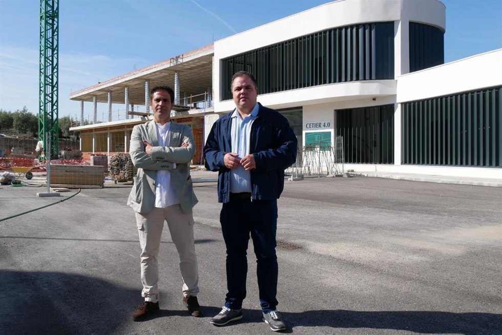 El candidato del PSOE al Parlamento andaluz Víctor Torres ha valorado en su visita al Centro Tecnológico de Innovación y Empleo Rural de La Bobadilla (Jaén) esta "experiencia de éxito impulsada por un alcalde socialista".