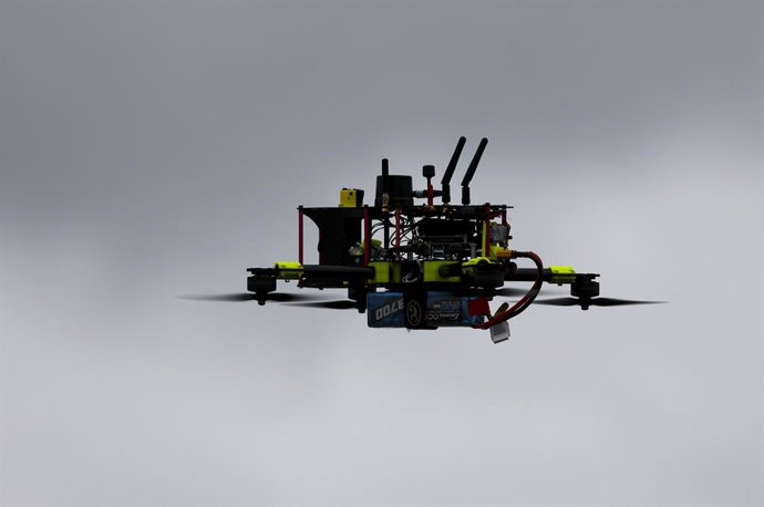 Archivo - FILED - 08 October 2025, Saxony-Anhalt, Cochstedt: A so-called hunter drone for drone defense flies at Cochstedt Airport.  Ukraine is having domestically developed combat drones manufactured in industrial quantities in Germany, Ukrainian drone m