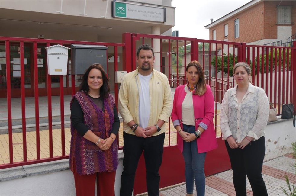El PSOE advierte del "riesgo para la seguridad" en el centro Nuestra Señora del Rosario de Fuerte del Rey, en Jaén, por la falta de arreglo del muro perimetral.
