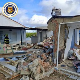 Imagen de una vivienda derrumbada en Chiclana de la Frontera (Cádiz) debido a una explosión de gas.