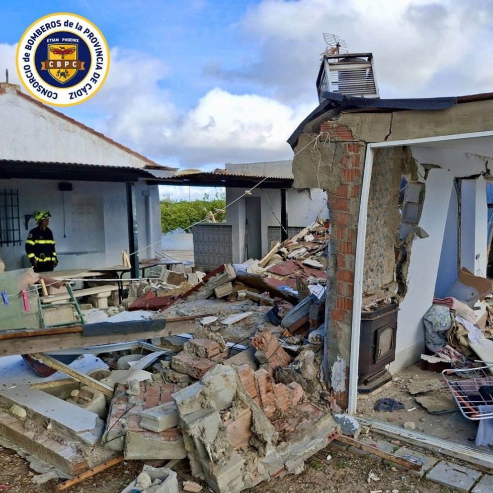 Imagen de una vivienda derrumbada en Chiclana de la Frontera (Cádiz) debido a una explosión de gas.